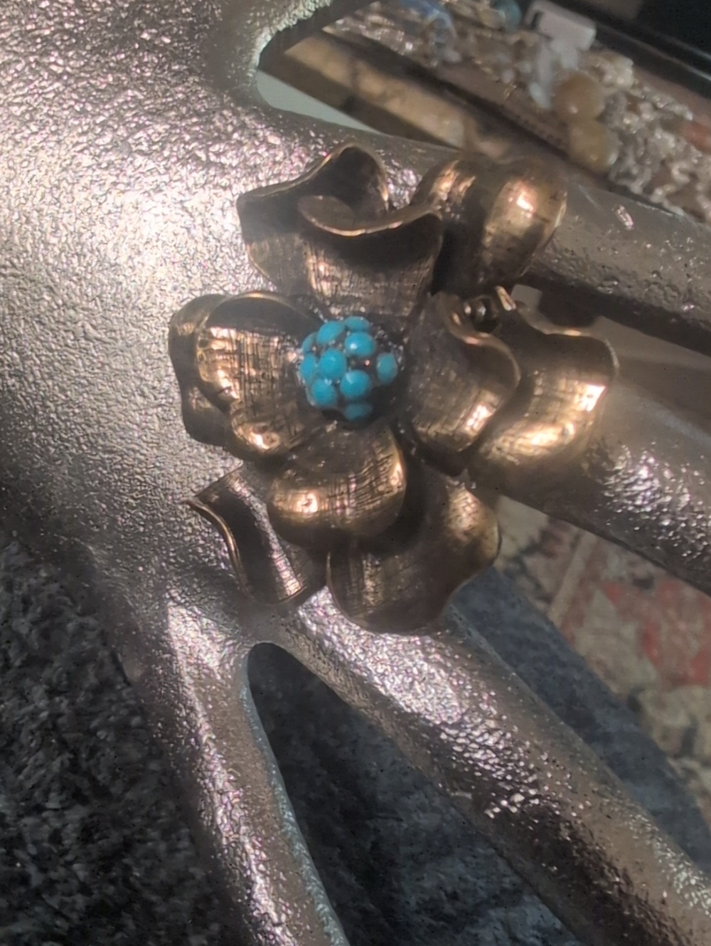 VTG 70's  Metal FlowerRing Accent with Turquoise Center - Bronze Finish
